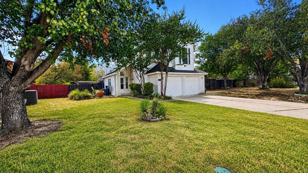 2355 Woodvine Court, Grand Prairie, TX 75052 — photo 2