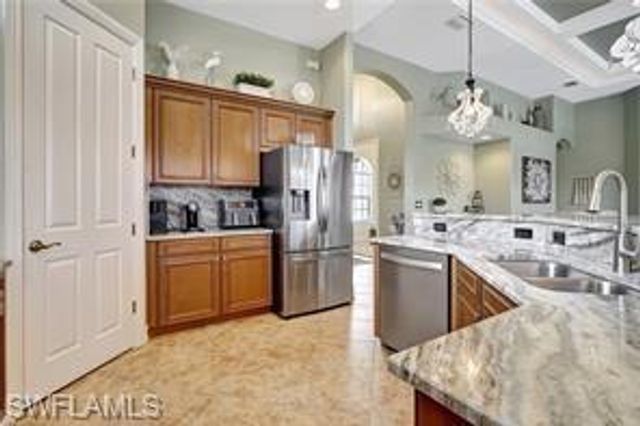 7636 Sussex CT, Naples, FL 34113