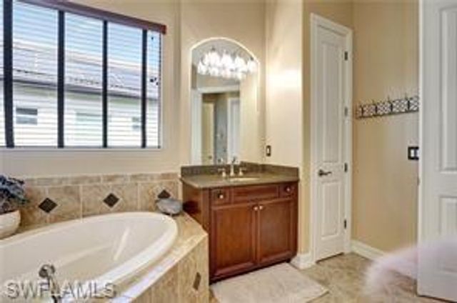 7636 Sussex CT, Naples, FL 34113