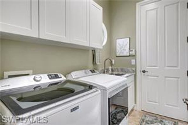 7636 Sussex CT, Naples, FL 34113