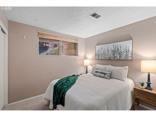 843 Sw BROADWAY Dr 61, Portland, OR 97201