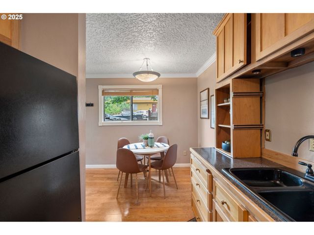 843 Sw BROADWAY Dr 61, Portland, OR 97201