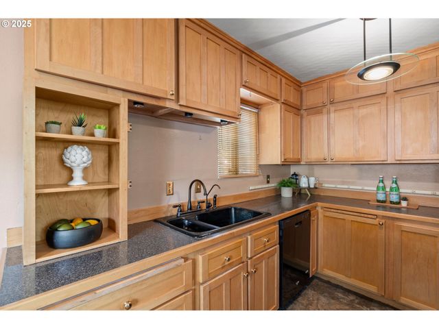 843 Sw BROADWAY Dr 61, Portland, OR 97201