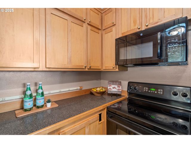 843 Sw BROADWAY Dr 61, Portland, OR 97201