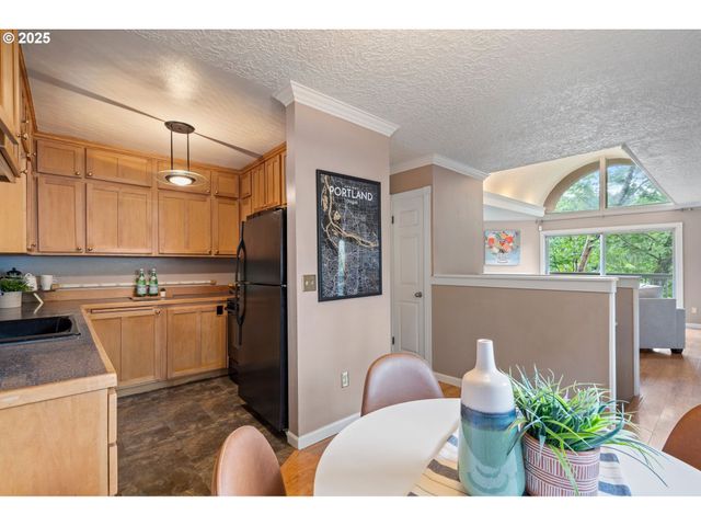 843 Sw BROADWAY Dr 61, Portland, OR 97201