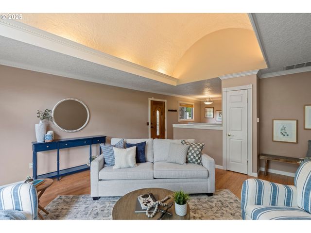 843 Sw BROADWAY Dr 61, Portland, OR 97201