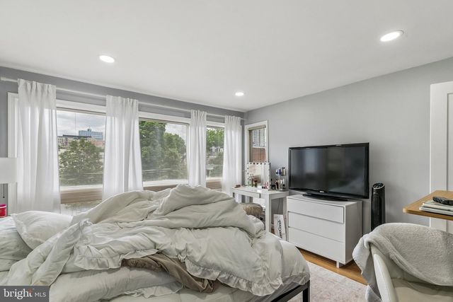 1130 LOMBARD ST, Philadelphia, PA 19147
