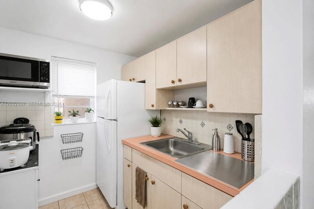 10901 N Kendall Dr 214, Miami, FL 33176