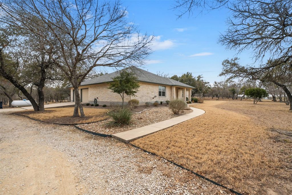 420 Rundberg DR, Jarrell, TX 76537