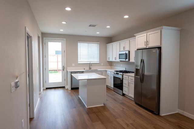 801 Laina Avenue, Madera, CA 93636