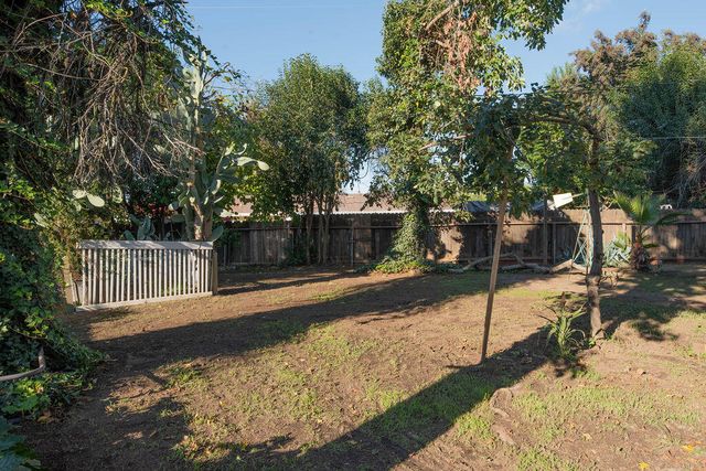 1534 W Canary Drive, Visalia, CA 93291