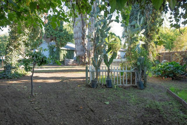 1534 W Canary Drive, Visalia, CA 93291