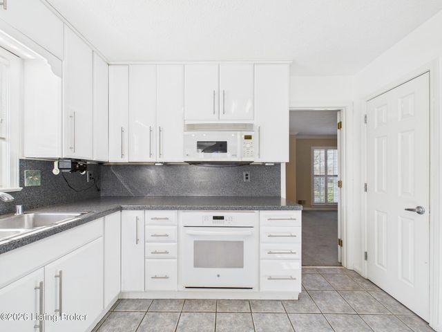 3805 Bigelow Dr, Jeffersontown, KY 40299