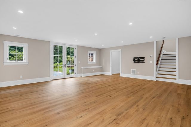 49 Abbot St, Andover, MA 01810