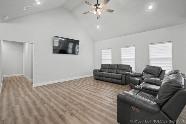 16521 N 573 Road, Tahlequah, OK 74464