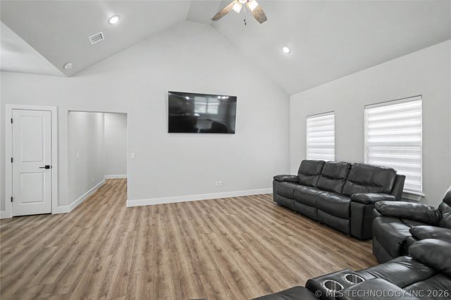 16521 N 573 Road, Tahlequah, OK 74464