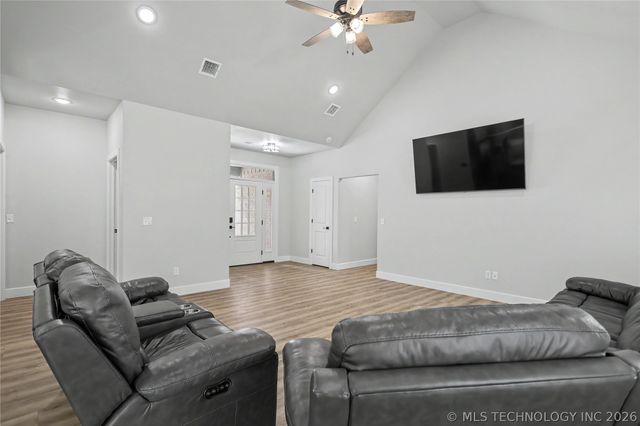 16521 N 573 Road, Tahlequah, OK 74464