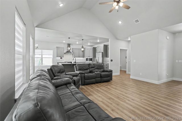 16521 N 573 Road, Tahlequah, OK 74464