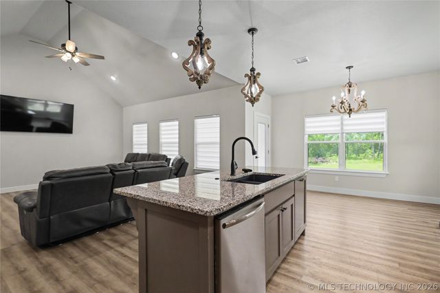 16521 N 573 Road, Tahlequah, OK 74464