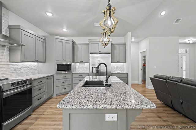 16521 N 573 Road, Tahlequah, OK 74464