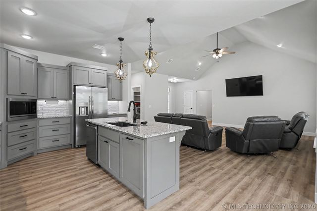 16521 N 573 Road, Tahlequah, OK 74464