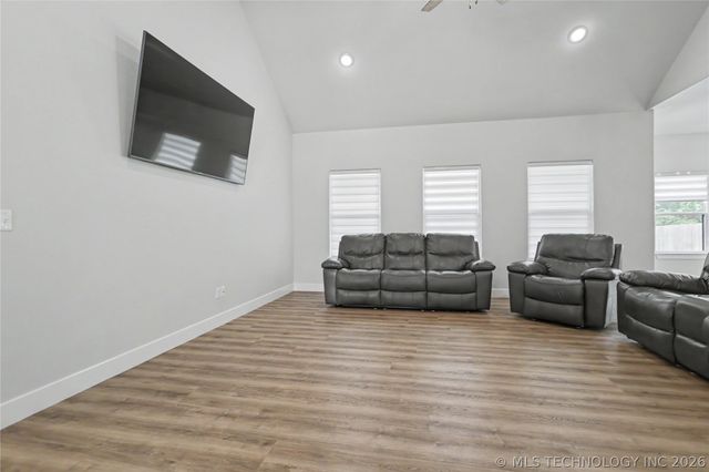16521 N 573 Road, Tahlequah, OK 74464