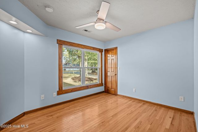 165 Gooseneck Road W, Rocky Point, NC 28457