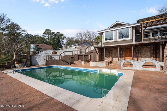 165 Gooseneck Road W, Rocky Point, NC 28457