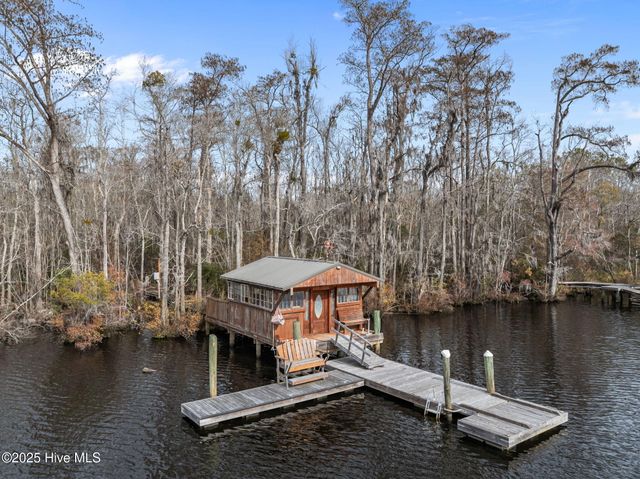 165 Gooseneck Road W, Rocky Point, NC 28457