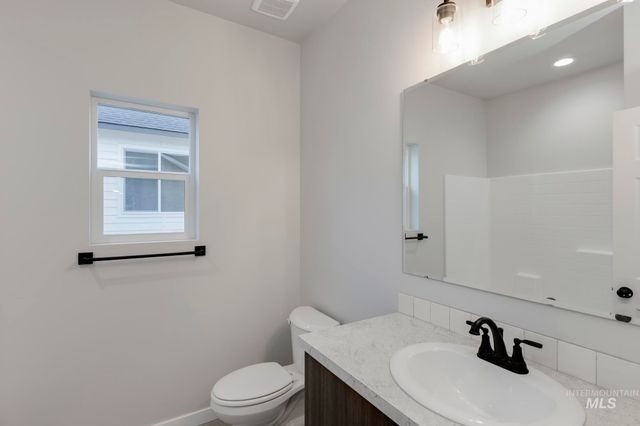 3877 E Jamestown Dr, Nampa, ID 83686