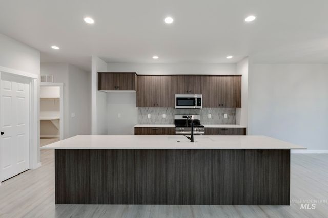 3877 E Jamestown Dr, Nampa, ID 83686