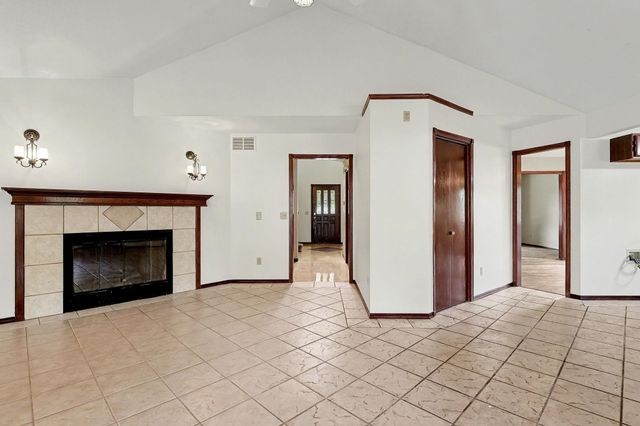 1215 N Fieldcrest Ct, Wichita, KS 67212