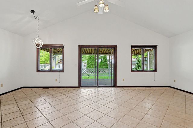 1215 N Fieldcrest Ct, Wichita, KS 67212