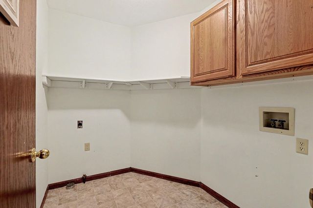 1215 N Fieldcrest Ct, Wichita, KS 67212
