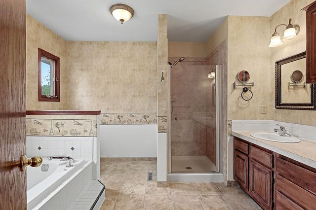 1215 N Fieldcrest Ct, Wichita, KS 67212