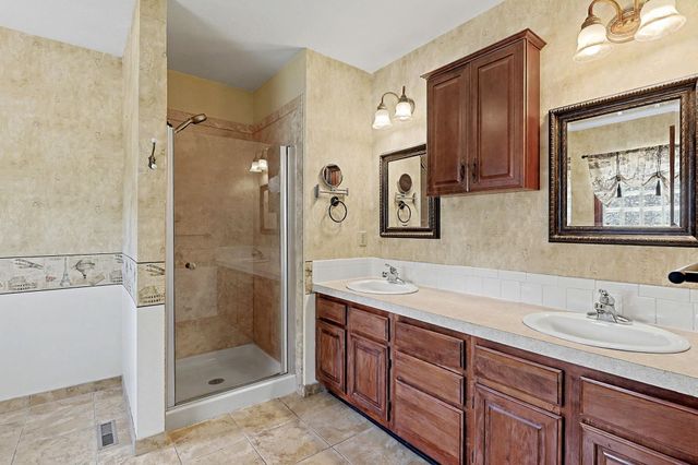 1215 N Fieldcrest Ct, Wichita, KS 67212