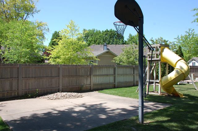 1215 N Fieldcrest Ct, Wichita, KS 67212