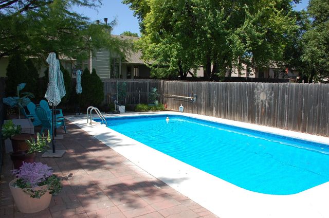 1215 N Fieldcrest Ct, Wichita, KS 67212