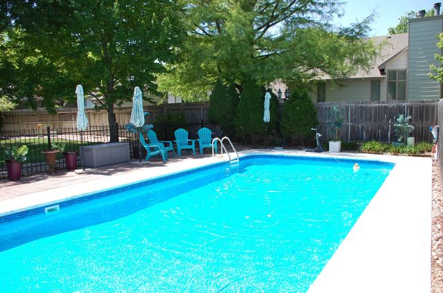 1215 N Fieldcrest Ct, Wichita, KS 67212