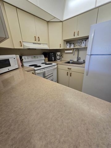 111 Lyndhurst 111, Deerfield Beach, FL 33442