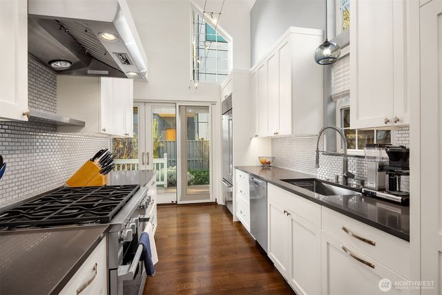 4003 Densmore Avenue N, Seattle, WA 98103