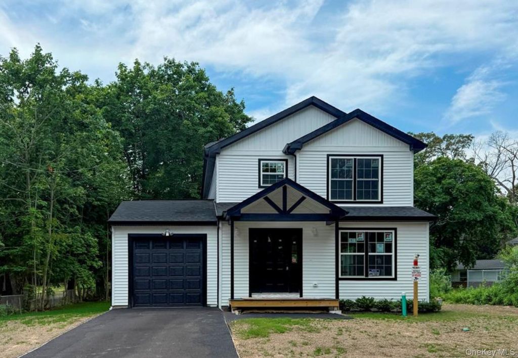 492 Blue Point Road, Farmingville, NY 11738