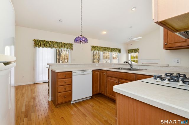 301 Fairway Drive 301, Oxford, CT 06478