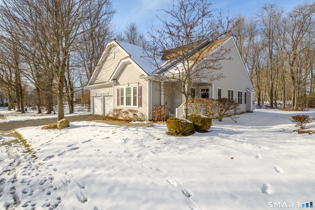 301 Fairway Drive 301, Oxford, CT 06478