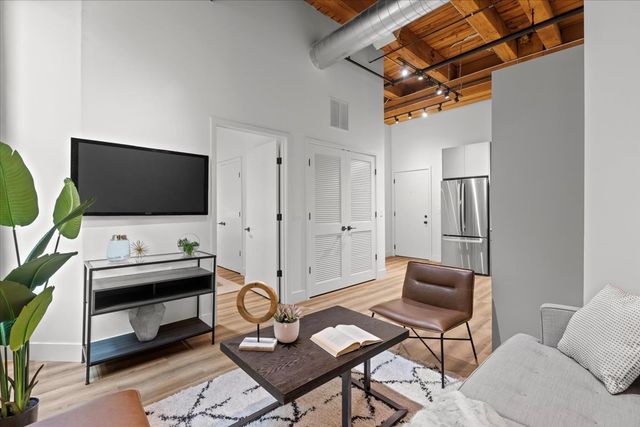 153 W Ohio Street 208, Chicago, IL 60654