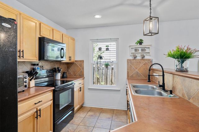 4202 Kings Canyon DR, Taylor, TX 76574