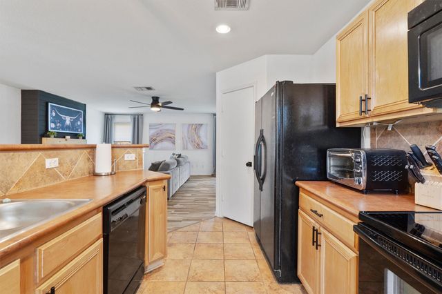 4202 Kings Canyon DR, Taylor, TX 76574