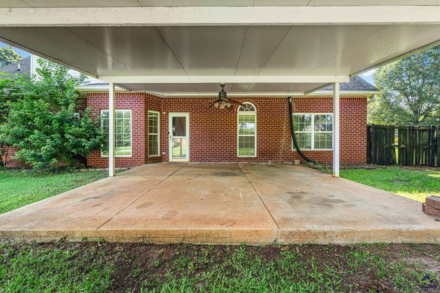 235 Lake Lillian Drive, Perry, GA 31069