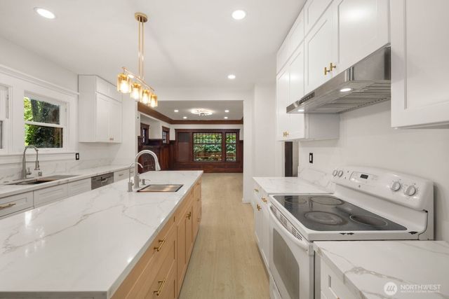 2109 Aurora Avenue N, Seattle, WA 98109