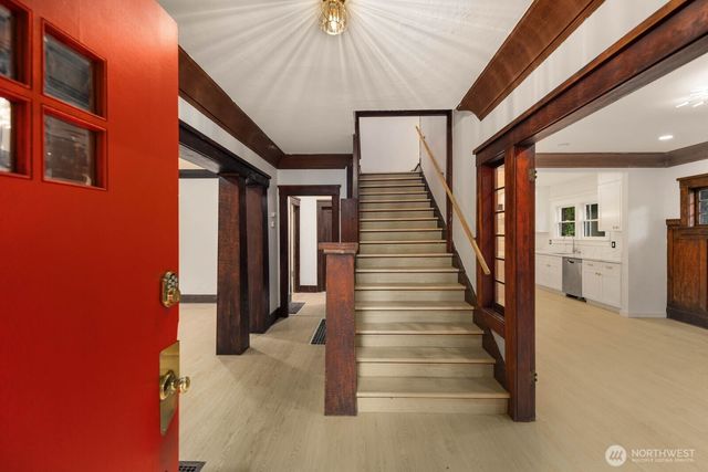 2109 Aurora Avenue N, Seattle, WA 98109